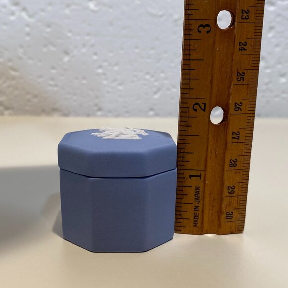 Wedgwood Blue Jasperware Small Octagonal Pill Box with White Motif - Cupid - Picture 6 of 8